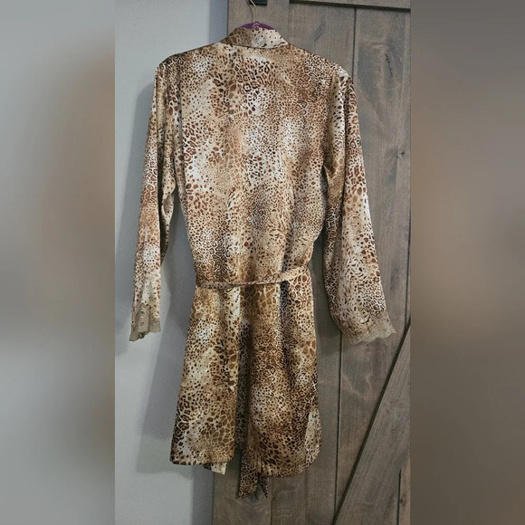 Delicates vintage leopard print satin robe. Size medium - Picture 6 of 6